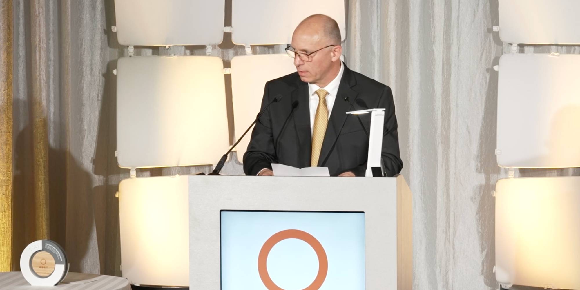 Matt Heun, professor of engineering at Calvin University, giving his acceptance speech after receiving an award