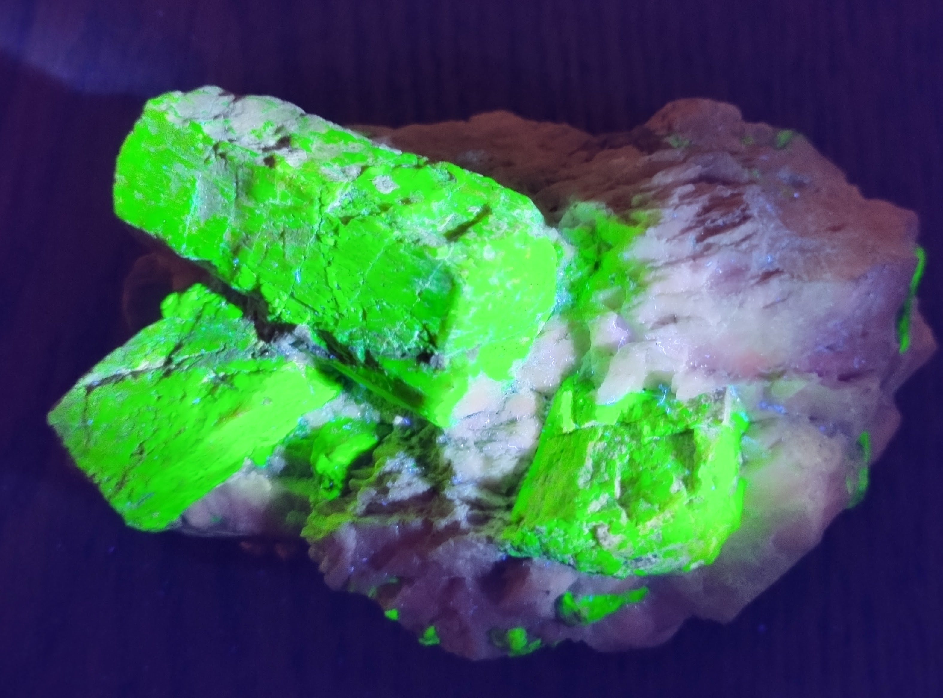 fluorescent willemite