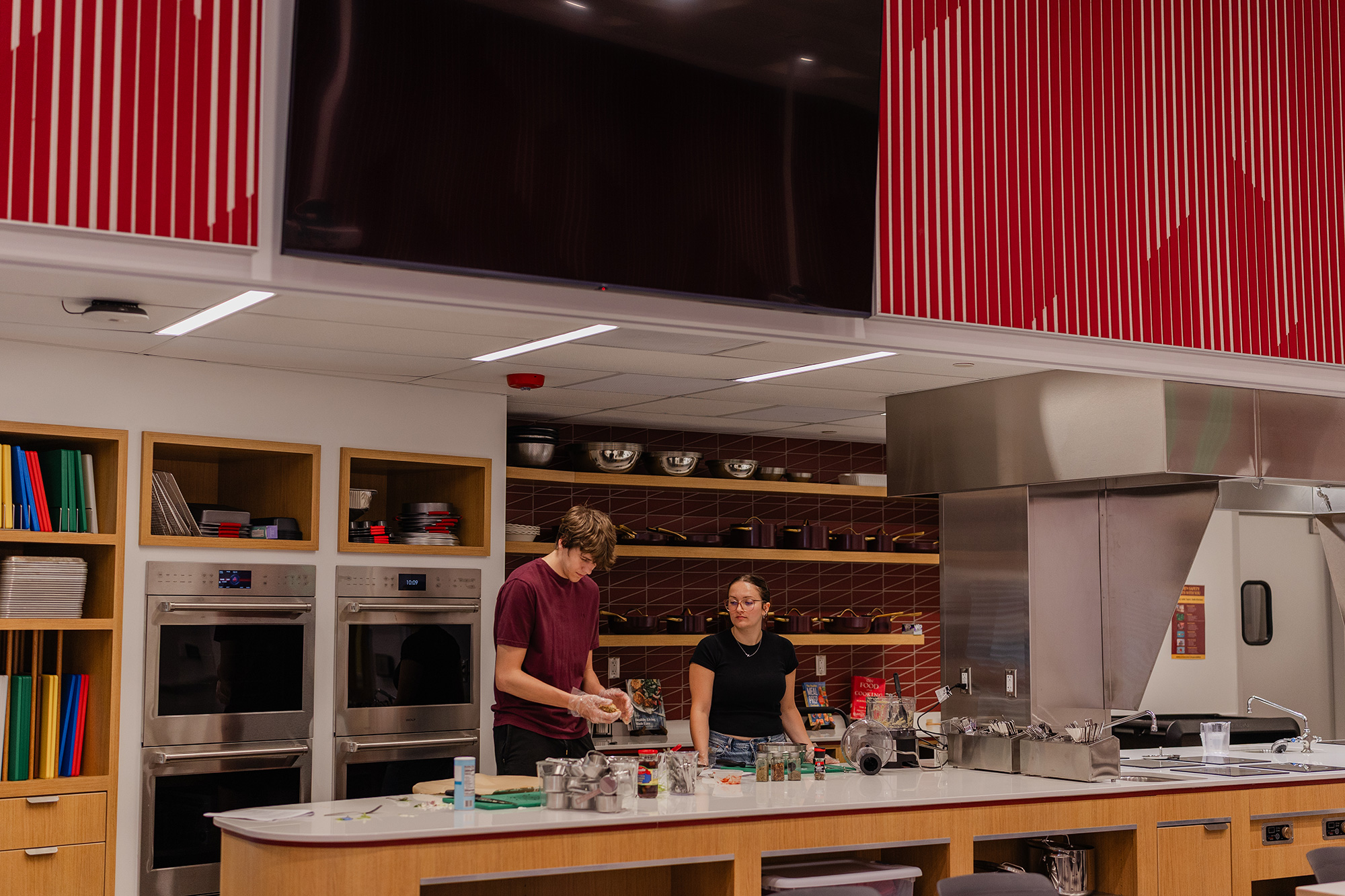 Two students doing research in the Calvin nutrition lab.