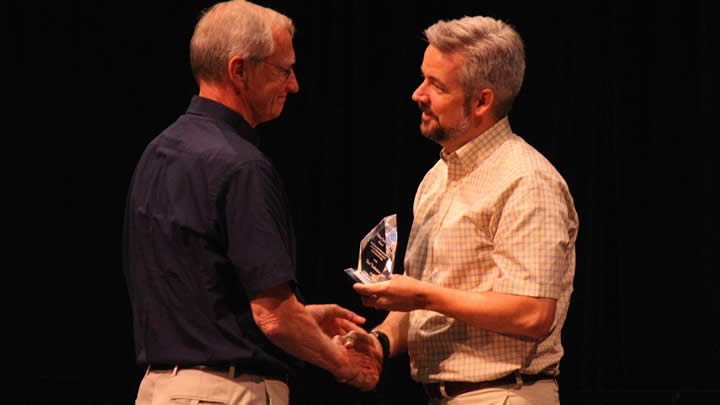 Dan Vandersteen, who has served in Calvin's Broene Counseling Center for 13 years, accepts the Spoelhof Mission Award.