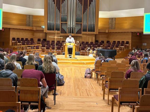 Josh Samarco prays during UnLearn Week chapel.