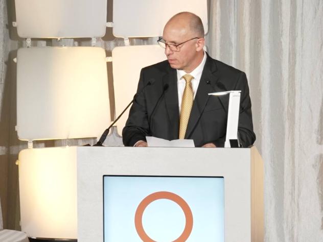 Matt Heun, professor of engineering at Calvin University, giving his acceptance speech after receiving an award