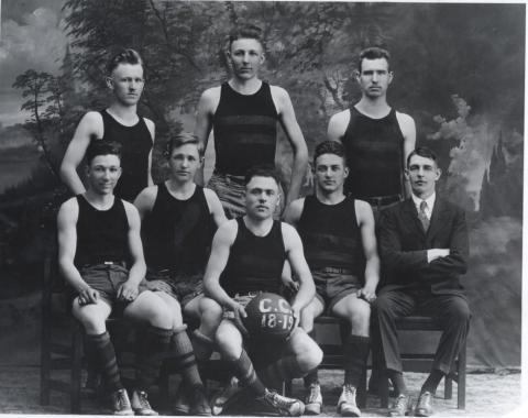 An old black and white photo of a men's basketball team.