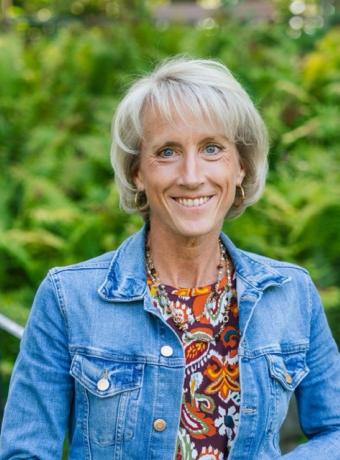 Rebecca DeYoung Headshot