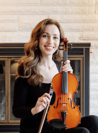Sarah Boerema headshot holding violin.