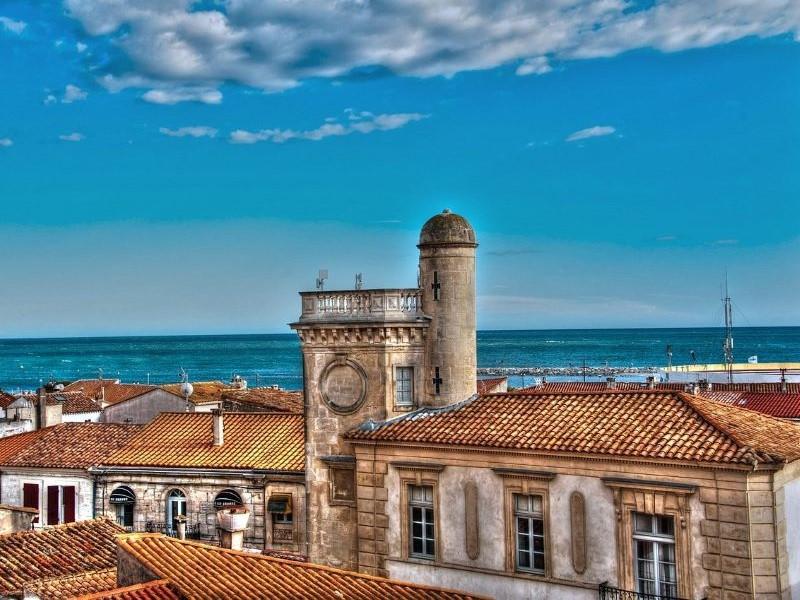 Saintes-Maria-de-la-Mer buildings by the ocean