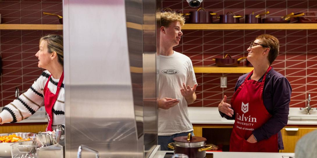 Arlene Hoogewerf talks with a student in the Nutrition Lab