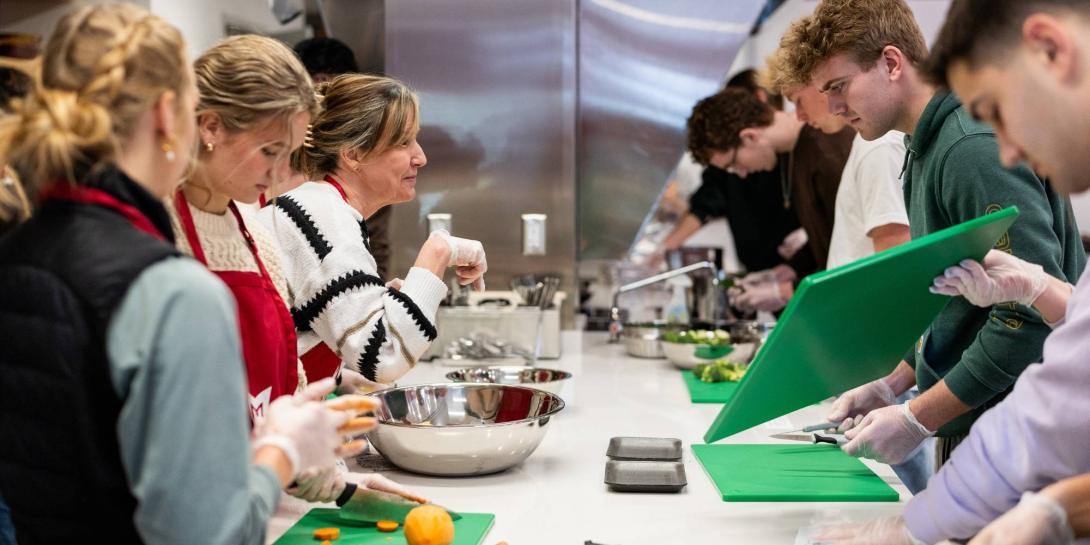 Kerrie Berends works with students in the Nutrition Lab