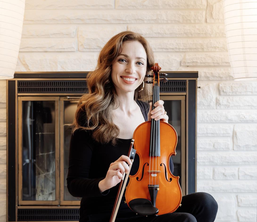 Sarah Boerema headshot holding violin.